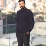 Murilo Cezar Instagram – enquanto organizo tudo da viagem, um pouco dos meus essentials aqui no feed

óculos @raenbr
look @senplo 

by @iamvictorlisboa