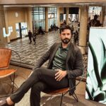 Murilo Cezar Instagram - um pouco da experiência da escolha de um look na | @vilaromanaoficial pelo olhar do meu amigo @jeff_soup.soap.oficial