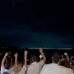 Murilo Cezar Instagram – #2024

“ Não desejo a você um ano maravilhoso, onde tudo é bom. Esse é um pensamento mágico, infantil e utópico. Desejo que você seja encorajado a se olhar e a se amar como você é. Tenha amor próprio suficiente para travar muitas batalhas,  e  humildade em saber que existem batalhas impossíveis de vencer para aqueles que acham que não vale a pena lutar. 

Desejo que você aceite que existem realidades que não podem ser modificadas e que existem outras que, se você fugir do local da reclamação, poderá mudar. Deixe o “eu não posso” e reconheça  o “eu não quero”.

Desejo que você ouça a sua verdade, e diga-a, com plena consciência de que é apenas a sua verdade, não a do outro. Que você se exponha ao que teme,  porque é a única maneira de superar o medo. Que você aprenda a tolerar os “desafios” do outro, porque você também tem os seus, e isso cancela a possibilidade de reivindicar. Não se condene por estar errado, você não é todo-poderoso.  Cresça, onde e quando quiser.

Não desejo que 2024 traga felicidade.
Eu desejo que você seja feliz, seja qual for a realidade que você tem que viver.

Deixe a felicidade ser o caminho, não a meta…”