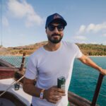 Murilo Cezar Instagram - Momentos magníficos em Noronha? Temos! Ainda mais com Tanqueray Gin Tonic, pronto pra beber e viver o magnífico em qualquer lugar (até mesmo se a festa for em um barco) Aprecie com moderação. Não compartilhe com menores de 18 anos.