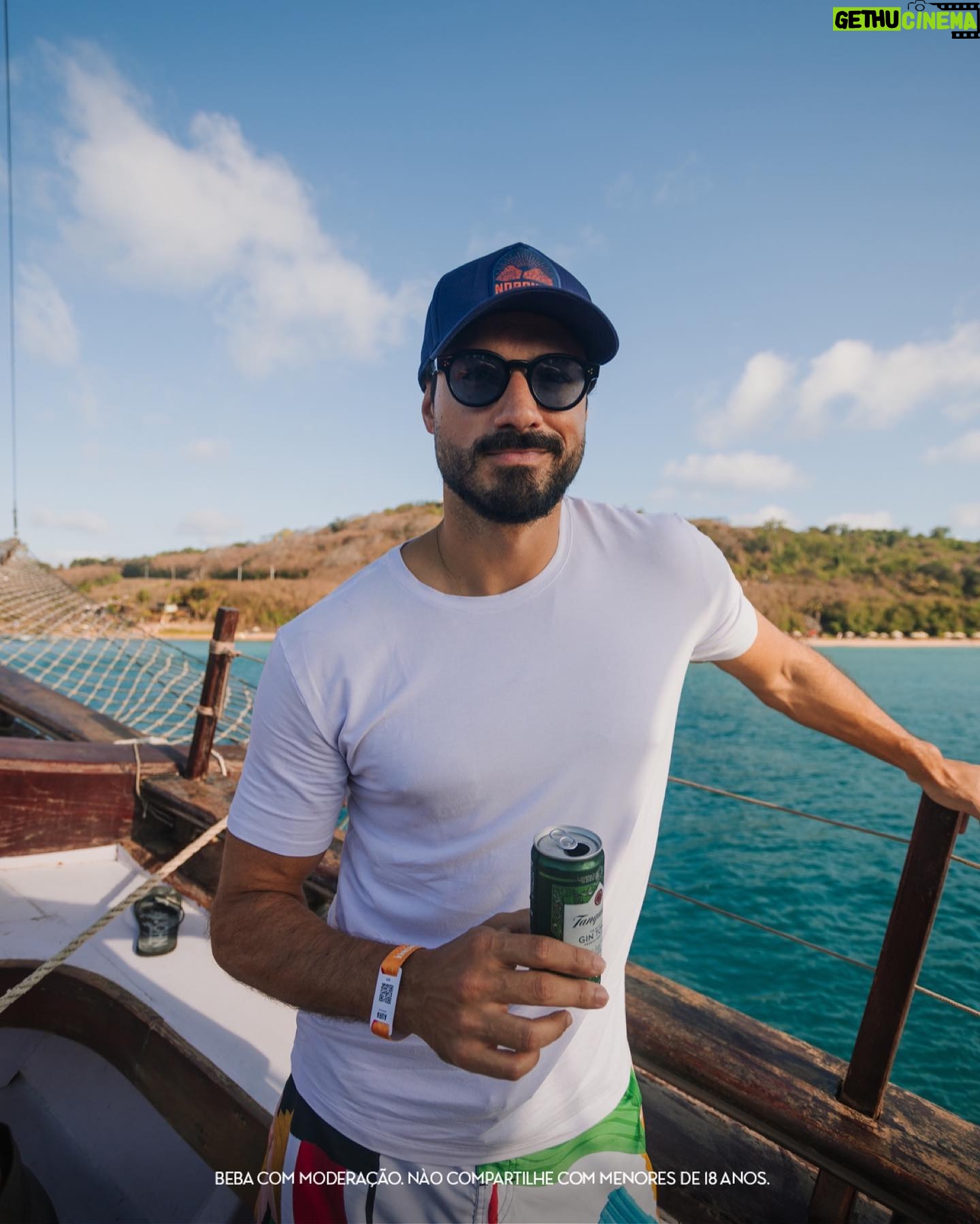 Murilo Cezar Instagram - Momentos magníficos em Noronha? Temos! Ainda mais com Tanqueray Gin Tonic, pronto pra beber e viver o magnífico em qualquer lugar (até mesmo se a festa for em um barco) Aprecie com moderação. Não compartilhe com menores de 18 anos.