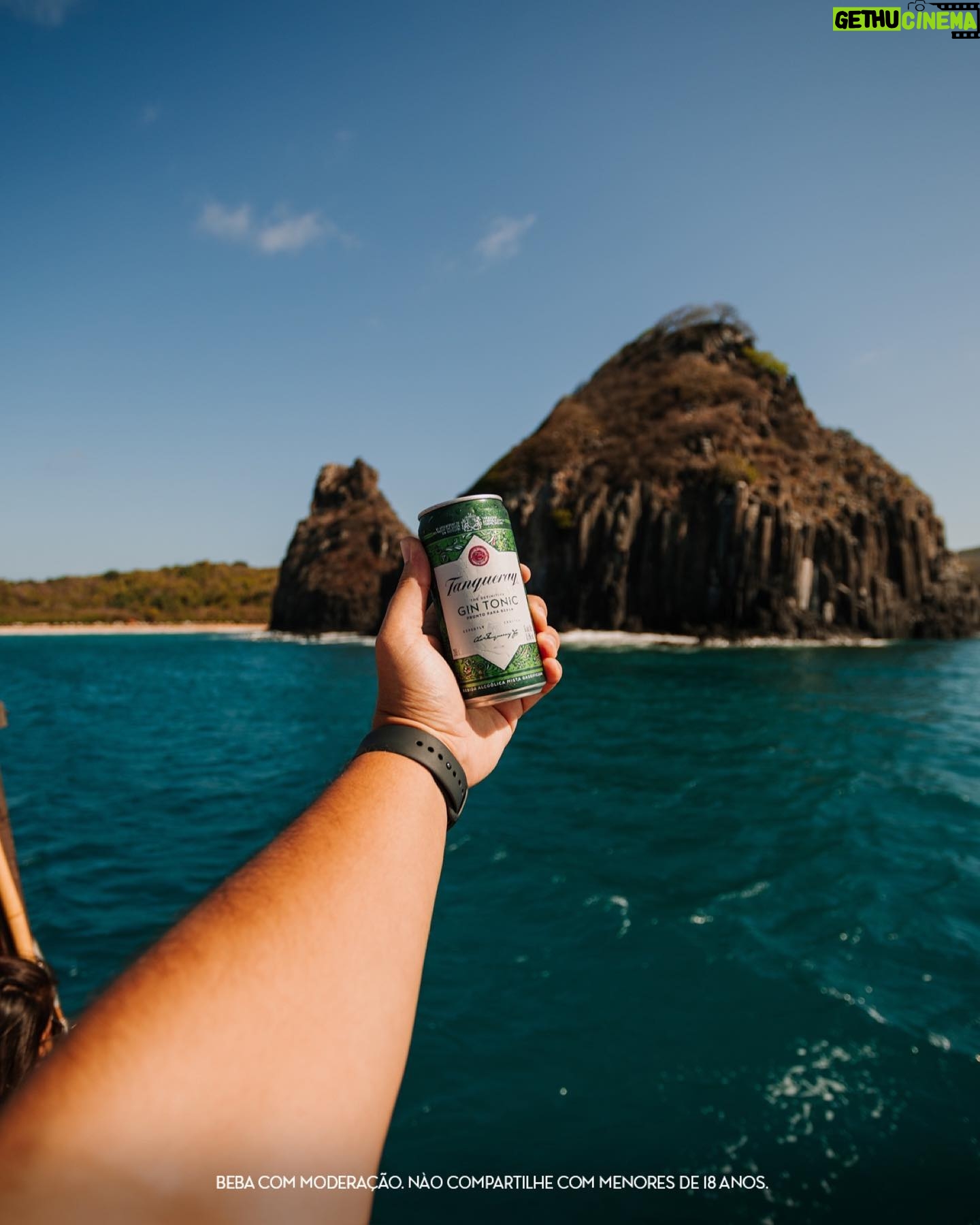 Murilo Cezar Instagram - Momentos magníficos em Noronha? Temos! Ainda mais com Tanqueray Gin Tonic, pronto pra beber e viver o magnífico em qualquer lugar (até mesmo se a festa for em um barco) Aprecie com moderação. Não compartilhe com menores de 18 anos.