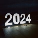 Murilo Cezar Instagram – #2024

“ Não desejo a você um ano maravilhoso, onde tudo é bom. Esse é um pensamento mágico, infantil e utópico. Desejo que você seja encorajado a se olhar e a se amar como você é. Tenha amor próprio suficiente para travar muitas batalhas,  e  humildade em saber que existem batalhas impossíveis de vencer para aqueles que acham que não vale a pena lutar. 

Desejo que você aceite que existem realidades que não podem ser modificadas e que existem outras que, se você fugir do local da reclamação, poderá mudar. Deixe o “eu não posso” e reconheça  o “eu não quero”.

Desejo que você ouça a sua verdade, e diga-a, com plena consciência de que é apenas a sua verdade, não a do outro. Que você se exponha ao que teme,  porque é a única maneira de superar o medo. Que você aprenda a tolerar os “desafios” do outro, porque você também tem os seus, e isso cancela a possibilidade de reivindicar. Não se condene por estar errado, você não é todo-poderoso.  Cresça, onde e quando quiser.

Não desejo que 2024 traga felicidade.
Eu desejo que você seja feliz, seja qual for a realidade que você tem que viver.

Deixe a felicidade ser o caminho, não a meta…”