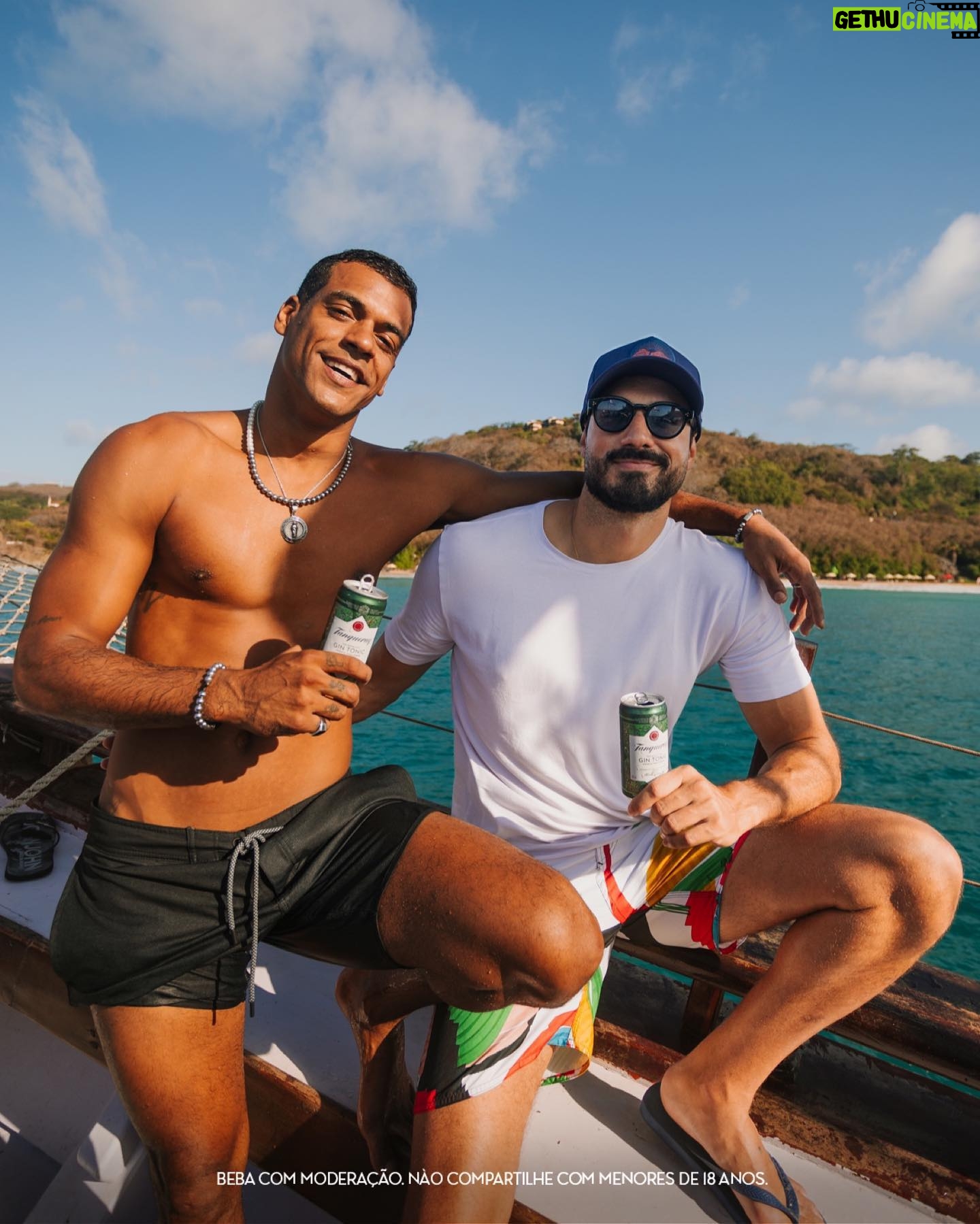 Murilo Cezar Instagram - Momentos magníficos em Noronha? Temos! Ainda mais com Tanqueray Gin Tonic, pronto pra beber e viver o magnífico em qualquer lugar (até mesmo se a festa for em um barco) Aprecie com moderação. Não compartilhe com menores de 18 anos.
