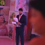 Murilo Cezar Instagram – Um convite à celebração da vida!

Mais que uma ação 🩷

Mais que um encontro! Celebrar a vida foi o objetivo da 6ª edição do jantar “Celebrando a Vida”, que faz parte da Campanha Outubro Rosa Riviera, idealizada pela Sobloco Construtora.

A iniciativa, voltada às mulheres que tiveram o câncer de mama ou que ainda estão em tratamento, foi realizada na noite de terça-feira, 24, no pavilhão de eventos do SIV, na Riviera de São Lourenço.

A cerimônia, conduzida brilhantemente pelo ator Murilo Cezar, destaca a ação humanizada, que foca na promoção da autoestima e, mais uma vez, emocionou a todos os presentes que acompanharam o desfile dessas mulheres que estão na luta contra a doença. 

“Conseguimos reunir as famílias, apoiadores, parceiros, voluntários e autoridades nessa noite linda, de muita emoção. Essas pessoas têm incentivado a continuidade dessa ação, porque reconhecem a importância dela”, disse Keila Seidel, coordenadora da campanha.

#outubrorosariviera #outubrorosa #cancerdemama #prevenção #vida #riviera #rivieradesaolourenco