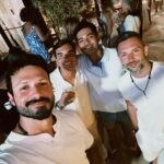 Murilo Cezar Instagram – #2024
“ Não desejo a você um ano maravilhoso, onde tudo é bom. Esse é um pensamento mágico, infantil e utópico. Desejo que você seja encorajado a se olhar e a se amar como você é. Tenha amor próprio suficiente para travar muitas batalhas, e humildade em saber que existem batalhas impossíveis de vencer para aqueles que acham que não vale a pena lutar.
Desejo que você aceite que existem realidades que não podem ser modificadas e que existem outras que, se você fugir do local da reclamação, poderá mudar. Deixe o “eu não posso” e reconheça o “eu não quero”.
Desejo que você ouça a sua verdade, e diga-a, com plena consciência de que é apenas a sua verdade, não a do outro. Que você se exponha ao que teme, porque é a única maneira de superar o medo. Que você aprenda a tolerar os “desafios” do outro, porque você também tem os seus, e isso cancela a possibilidade de reivindicar. Não se condene por estar errado, você não é todo-poderoso. Cresça, onde e quando quiser.
Não desejo que 2024 traga felicidade.
Eu desejo que você seja feliz, seja qual for a realidade que você tem que viver.
Deixe a felicidade ser o caminho, não a meta…”