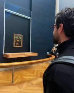 Murilo Cezar Instagram - sendo feliz no Louvre