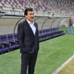 Mustafa Al abd ullaah Instagram – أياد راضي من الاشخاص الذين يؤمنون بأن القمم كثيرة ، فهو لم ينافس أحدًا على قمته ، صنع لنفسهِ وبلدهِ قمة انبثقت منها أعمالهِ التي تحمل في ثناياها نور الحُب والوعي والرحمة 
كمامات وطن مدرسة معطاءة زاخزة بالمواعظ والحكم ، حيث نخرج بعد كل حلقة من حلقاتهِ بوعي أعلى ورؤية أوسع وفكر إنساني سليم ورحيم 
شكرًا لك من القلب أيها الشّهم الكريم 
والشكر موصول للمؤلف وشكراً للمبدع والراقي المخرج سامر حكمت والمصور الجميل مصطفى حكمت وجميع طاقم العمل. #دمتم_لنا @mustafahikmat89 @samer7kmat @ayadradhi