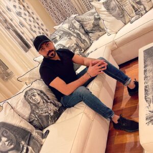 Mustafa Al abd ullaah Instagram - سر مع التيار فيما يخص المظاهر .... أنا ما يخص المبادئ ... فلتقف مكانك مثل الصخرة