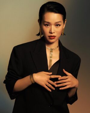 Myolie Wu Instagram - 第一次和Brendan 一起正式拍廣告，有很特別的感受，這次是母親節的主題，覺得特別窩心，加上今次品牌為我們打造了型格的造型，第一次見到Brendan 擺出很有型的pose, 做媽媽的我覺得很搞笑也很感嘆，我的大兒子是個小大人了。
這次和陪著我們成長的品牌周大福合作也覺得十分榮幸和驚喜，金飾設計一直都給人很傳統的感覺，但我很喜歡這次的Rouge collection, 由品牌標誌性的「福」字，轉化為具現代感的設計，日常配搭時尚的衣服更顯品味，令我愛不釋手。
母親節快到了，相信每一位母親收到自己兒女送的禮物都一定會很開心，如送上一份保值的禮物，媽媽一定更喜上眉梢，在此預祝天下所有母親，健康平安快樂！
PS. 視頻裡的詩也是Brendan自己念的，一take 過，媽媽表示老懷安慰🥹❤️ #brendanyiktinglee 

@chowtaifookjewellery
#ChowTaiFook #CTF95 #CraftingMemoriesCreatingLegacies #CTFRouge #周大福 #周大福傳福系列 #CTFFestive #FamilyLoveAndBlessing #MothersDay