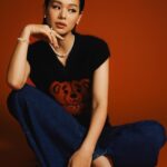Myolie Wu Instagram - 第一次和Brendan 一起正式拍廣告，有很特別的感受，這次是母親節的主題，覺得特別窩心，加上今次品牌為我們打造了型格的造型，第一次見到Brendan 擺出很有型的pose, 做媽媽的我覺得很搞笑也很感嘆，我的大兒子是個小大人了。 這次和陪著我們成長的品牌周大福合作也覺得十分榮幸和驚喜，金飾設計一直都給人很傳統的感覺，但我很喜歡這次的Rouge collection, 由品牌標誌性的「福」字，轉化為具現代感的設計，日常配搭時尚的衣服更顯品味，令我愛不釋手。 母親節快到了，相信每一位母親收到自己兒女送的禮物都一定會很開心，如送上一份保值的禮物，媽媽一定更喜上眉梢，在此預祝天下所有母親，健康平安快樂！ PS. 視頻裡的詩也是Brendan自己念的，一take 過，媽媽表示老懷安慰🥹❤️ #brendanyiktinglee @chowtaifookjewellery #ChowTaiFook #CTF95 #CraftingMemoriesCreatingLegacies #CTFRouge #周大福 #周大福傳福系列 #CTFFestive #FamilyLoveAndBlessing #MothersDay