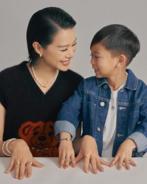 Myolie Wu Instagram - 第一次和Brendan 一起正式拍廣告，有很特別的感受，這次是母親節的主題，覺得特別窩心，加上今次品牌為我們打造了型格的造型，第一次見到Brendan 擺出很有型的pose, 做媽媽的我覺得很搞笑也很感嘆，我的大兒子是個小大人了。
這次和陪著我們成長的品牌周大福合作也覺得十分榮幸和驚喜，金飾設計一直都給人很傳統的感覺，但我很喜歡這次的Rouge collection, 由品牌標誌性的「福」字，轉化為具現代感的設計，日常配搭時尚的衣服更顯品味，令我愛不釋手。
母親節快到了，相信每一位母親收到自己兒女送的禮物都一定會很開心，如送上一份保值的禮物，媽媽一定更喜上眉梢，在此預祝天下所有母親，健康平安快樂！
PS. 視頻裡的詩也是Brendan自己念的，一take 過，媽媽表示老懷安慰🥹❤️ #brendanyiktinglee 

@chowtaifookjewellery
#ChowTaiFook #CTF95 #CraftingMemoriesCreatingLegacies #CTFRouge #周大福 #周大福傳福系列 #CTFFestive #FamilyLoveAndBlessing #MothersDay