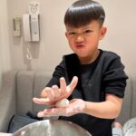 Myolie Wu Instagram - 年三十晚，一齊整湯圓，有人整咗一粒全世界最細嘅～～～😂㊗️❤️🧧🙏 祝大家龍年行大運，身體健康萬事如意💪🏻😁 @hakkaphil #brendanyiktinglee #ryanyiklamlee #liamyikwanglee #湯圓