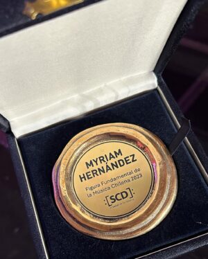 Myriam Hernández Instagram - Lo que viví anoche es muy difícil de explicar… No encuentro las palabras que realmente transmitan lo que sentí… Lloré en muchos momentos… Escuchar a muchos artistas, productores, hablar como lo hicieron, me llega al alma… Y para rematar las interpretaciones de @monlaferte @nicolemusica @quiqueneiraoficial y @aka.shirel me dejaron sin aliento 🥹🤍
Solo puedo agradecer a Dios, a mi familia, a la @scd_chile por este inmenso reconocimiento, a mi staff, colegas y amigos que me llenaron de elogios y cariño, a mi profesor de canto y tantos mensajes de amor que recibo a diario de ustedes!!
Todo esto es mi motivación para seguir hasta que Dios quiero y me lo permita 🤍🙏
Gracias infinitas!! 🤍

📸 @fernando.fotografias