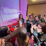 Myriam Hernández Instagram – Lo que viví anoche es muy difícil de explicar… No encuentro las palabras que realmente transmitan lo que sentí… Lloré en muchos momentos… Escuchar a muchos artistas, productores, hablar como lo hicieron, me llega al alma… Y para rematar las interpretaciones de @monlaferte @nicolemusica @quiqueneiraoficial y @aka.shirel me dejaron sin aliento 🥹🤍
Solo puedo agradecer a Dios, a mi familia, a la @scd_chile por este inmenso reconocimiento, a mi staff, colegas y amigos que me llenaron de elogios y cariño, a mi profesor de canto y tantos mensajes de amor que recibo a diario de ustedes!!
Todo esto es mi motivación para seguir hasta que Dios quiero y me lo permita 🤍🙏
Gracias infinitas!! 🤍

📸 @fernando.fotografias
