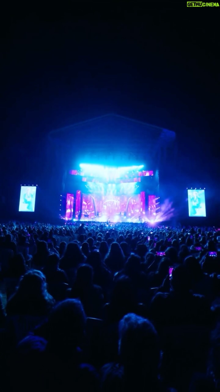 Myriam Hernández Instagram - San Miguel 🇵🇪🤍 Gracias por regalarme una noche realmente mágica ✨ Siempre que vengo a Perú me hacen sentir como en casa y qué rico es cuando podemos compartir y cantar juntos 🤍 ¡Que se repita pronto! #InvencibleWorldTour 🌍 Qué rico fue verte y abrazarte mi querida @evaayllonoficial ❤️ Gracias por tan lindas palabras 🫶🏻🇵🇪 🎥 @wehubcl