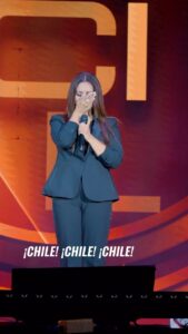 Myriam Hernández Instagram - Que este aplauso llegue a cada corazón de mis queridos compatriotas que están sufriendo en estos momentos 🇨🇱❤️ Gracias Paraguay por tanto cariño y por ese recibimiento que me llena de emoción y orgullo 🫶🏻 🇵🇾 🎥 @wehubcl