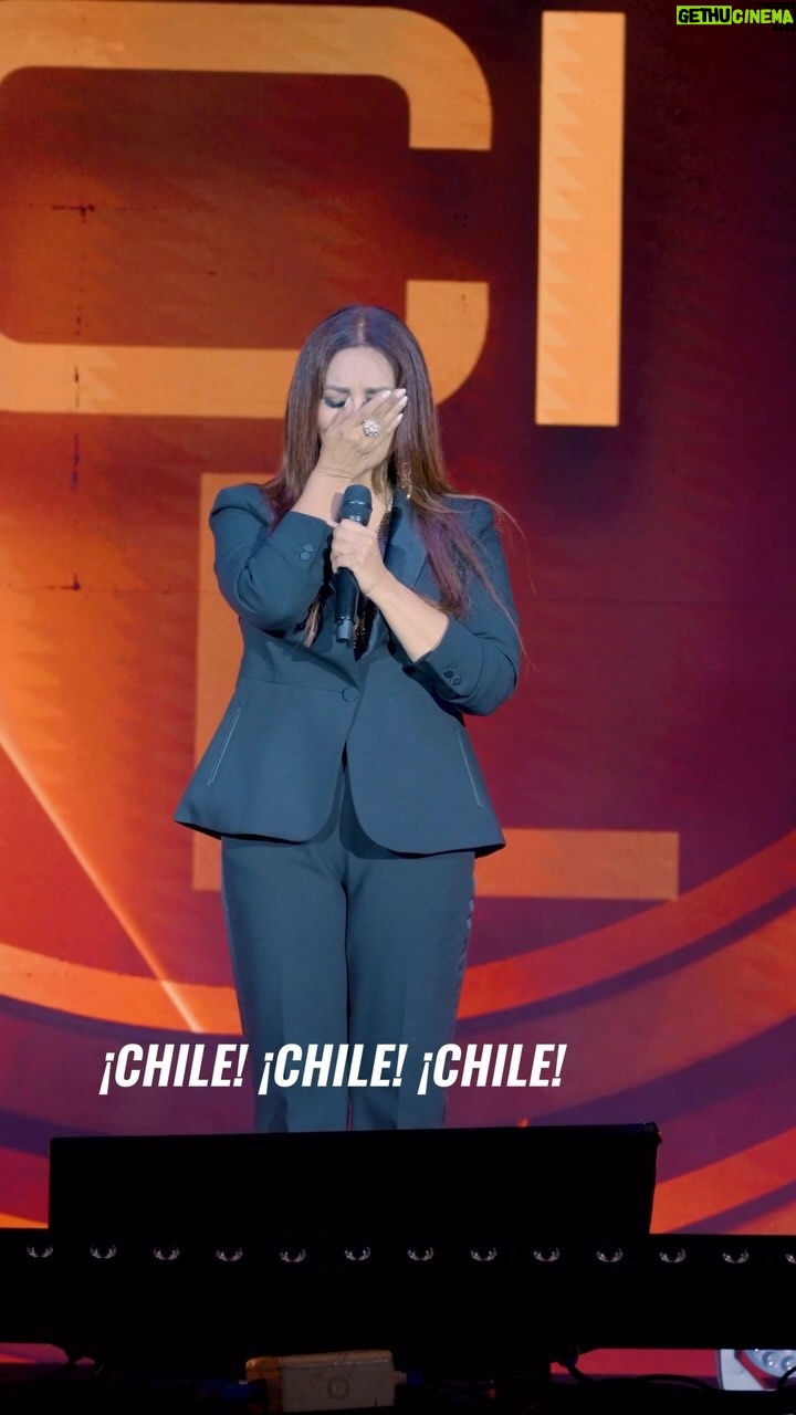Myriam Hernández - 15.2K Likes - Que este aplauso llegue a cada corazón de mis queridos compatriotas que están sufriendo en estos momentos 🇨🇱❤️ Gracias Paraguay por tanto cariño y por ese recibimiento que me llena de emoción y orgullo 🫶🏻 🇵🇾
🎥 @wehubcl