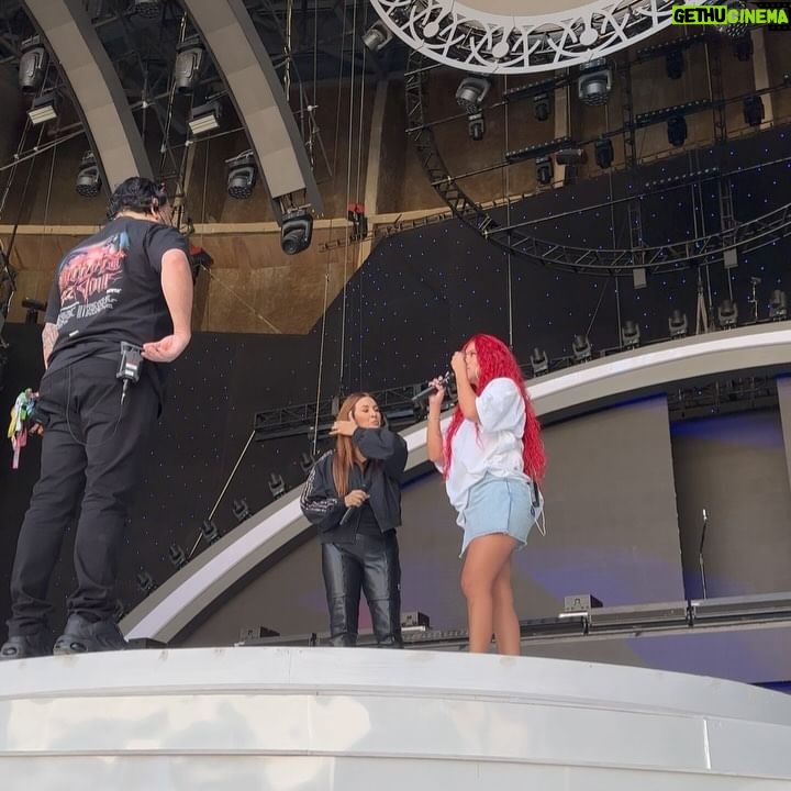 Myriam Hernández - 57.2K Likes - Mi @karolg preciosa 🩷 orgullosa de que te presentes en mi país. Cómo olvidar esa noche tan hermosa donde pudimos interpretar y cantar desde el corazón!! 🩷
Todo mi cariño y admiración hacia ti!! Que sean días hermosos y deja todo el poder de la BICHOTA en el escenario!!
Te quiero mucho!! 🩷 #bichota
📸 @fernando.fotografias