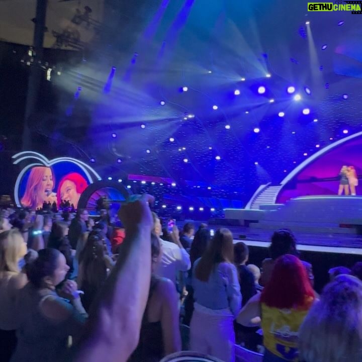 Myriam Hernández - 57.2K Likes - Mi @karolg preciosa 🩷 orgullosa de que te presentes en mi país. Cómo olvidar esa noche tan hermosa donde pudimos interpretar y cantar desde el corazón!! 🩷
Todo mi cariño y admiración hacia ti!! Que sean días hermosos y deja todo el poder de la BICHOTA en el escenario!!
Te quiero mucho!! 🩷 #bichota
📸 @fernando.fotografias