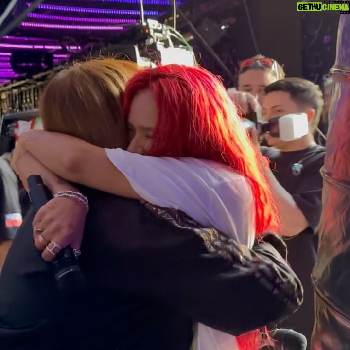 Myriam Hernández - 57.2K Likes - Mi @karolg preciosa 🩷 orgullosa de que te presentes en mi país. Cómo olvidar esa noche tan hermosa donde pudimos interpretar y cantar desde el corazón!! 🩷
Todo mi cariño y admiración hacia ti!! Que sean días hermosos y deja todo el poder de la BICHOTA en el escenario!!
Te quiero mucho!! 🩷 #bichota
📸 @fernando.fotografias