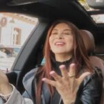 Myriam Hernández Instagram - 'El hombre que yo amo'😳 de @myriamhernandez_oficial es parte del nuevo carpool de Vamo a Calmarno 🚗✨ Junto a @rooosinelli y @jaimeproox 🎙️ La icónica cantante chilena y reconocida con el Premio Figura Fundamental de la Música Chilena🎤 habló sobre su increíble trayectoria artística 🎶, anécdotas de su carrera y sus grandes deseos de colaborar con la estrella del reguetón, Karol G 🎧🔥 ¡No te pierdas esta fascinante conversación llena de música y emociones hoy a las 20:00hrs💖 •Comenta y comparte👇🏻