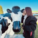 Myriam Hernández Instagram - Hablando de MUUU-chas cosas con mi nueva amiga!! 🐮🤭 Osorno siempre en mi corazón 🩷 #invencibleworldtour 📸 @fernando.fotografias Vestuario @carolapino.cl Aros @lenna_cl Styling @loreheviabravo Cabello @catherinebg9