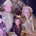 Nad Zainal Instagram - Saat mata ku terlihat ada anak ayam join atas pelamin… kuhanya..PASRAH 🤣
