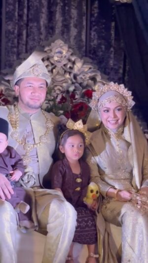 Nad Zainal Instagram - Saat mata ku terlihat ada anak ayam join atas pelamin… kuhanya..PASRAH 

🤣