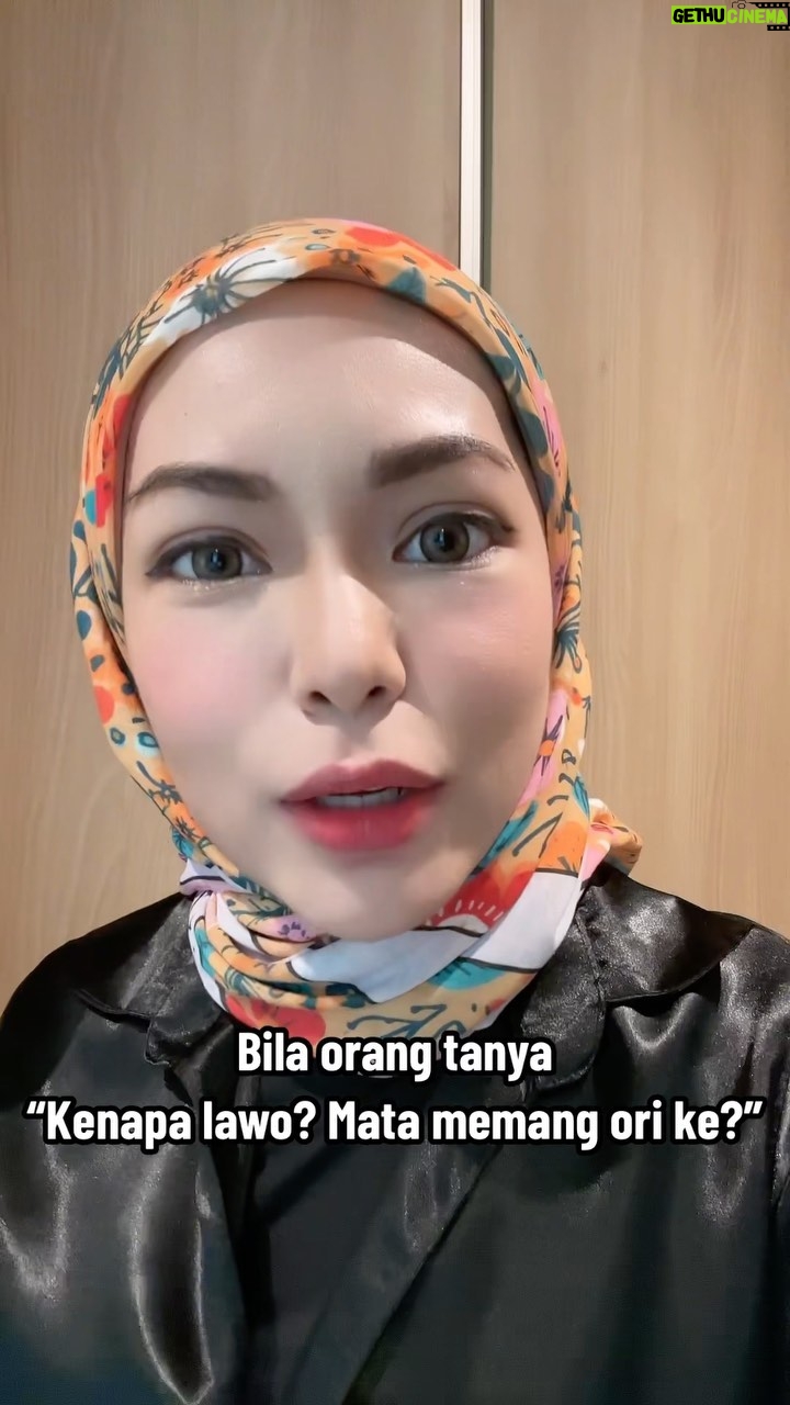 Nad Zainal Instagram - Jangan bertanya lagi.. ini semua anugerah … gituuuuu.. mata ni ori.. sejak dalam rahim ibu 🤣🤣🤣 suara dari diva @nursajatkamaruzzaman lens @faboulooks_hq tudung brand sendiri @nadikesumabynadzainal
