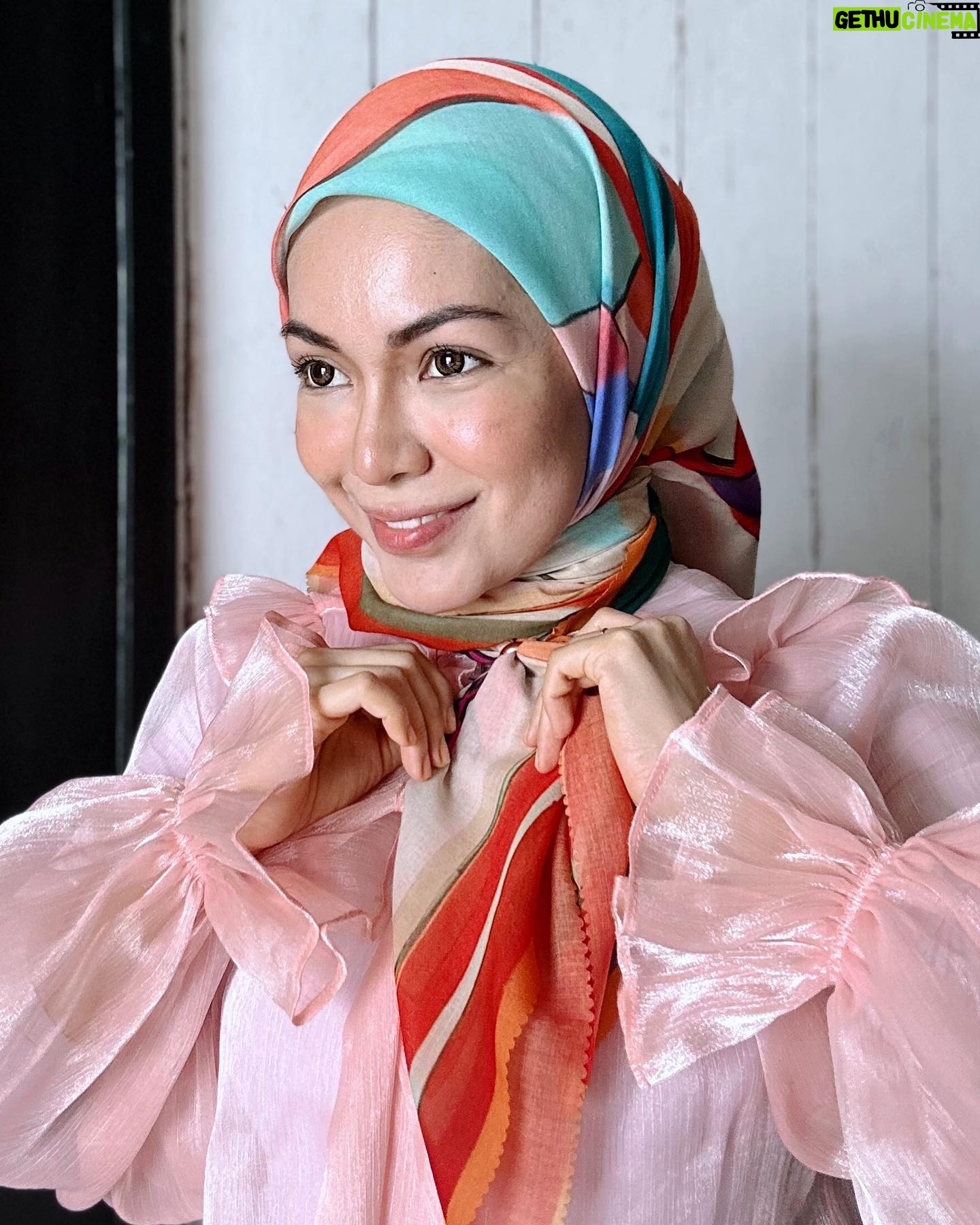 Nad Zainal Instagram - terasa auto COMEL pakai tudung ni terasa auto nak muntah ke tu? sabar.. bawa istighfar.. jemput tengok tudung tudung @nadikesumabynadzainal di website legasikaryatama.com / WA 0133148060 tudung comel , code CHLOE , bidang 50 @nadikesumabynadzainal #nadikesumabawal #nadikesumabynadzainal #tudungbawal