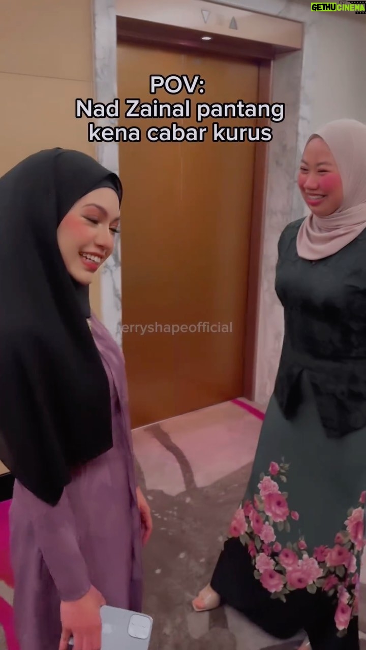 Nad Zainal Instagram - Bila suami tegur berisi. JANGAN SENTAP DULU Nanad punya style i akan amik benda tu as a positive thing. Cabar diri untuk amik teguran tu and buktikan . Sebab tu kejadiannya skrg lepas 4 bulan dgn #berryshape @berryshape_hq dari M dah boleh pakai XS balik. Tu pun longgar lagi wak🫣 Btw, nanad nak belanja korang yang nak kurus raya ni PROMO COMBO SET. Komen NAK BERRYSHAPE NAD below & follow ig @berryshape_hq ok 💜