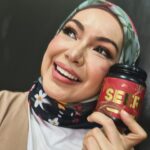 Nad Zainal Instagram – SEERI kan hari mu dengan Jamu SEERI 

melancarkan darah 
menyerikan wajah
melancarkan pembuangan angin
memberi tenaga
mengurangkan keputihan
melancarkan period

@nurrifa.hq