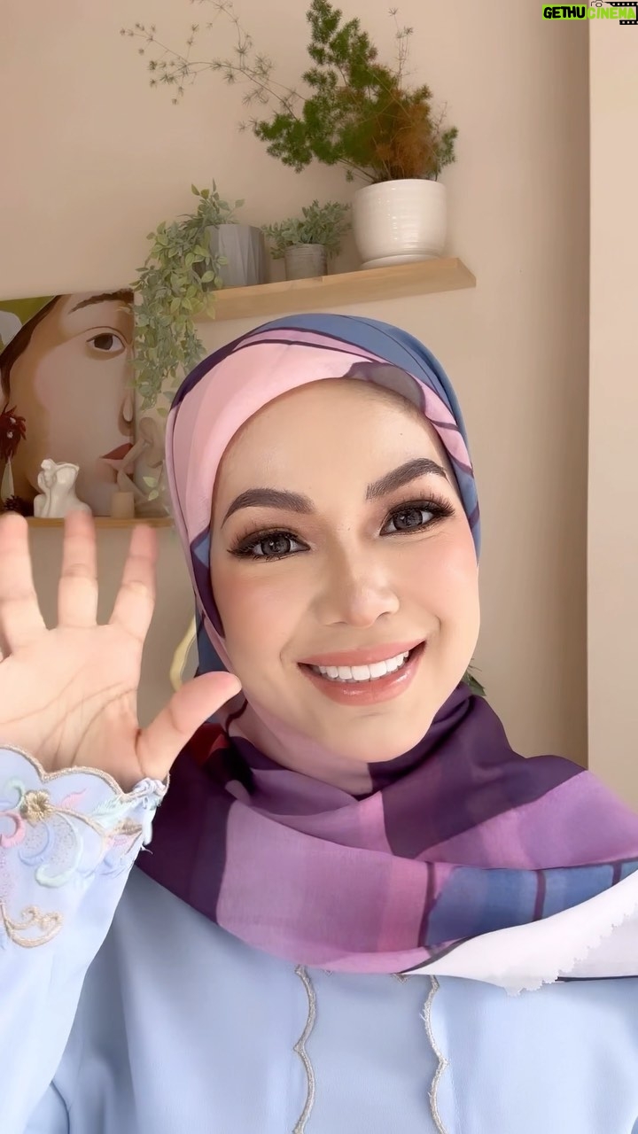 Nad Zainal Instagram - Kalaulah tukar baju raya boleh sepantas The Flash… gamaknya sehari je pakai 10 pasang.. tiap kali tetamu baru dtanag, baju & tudung @nadikesumabynadzainal baru