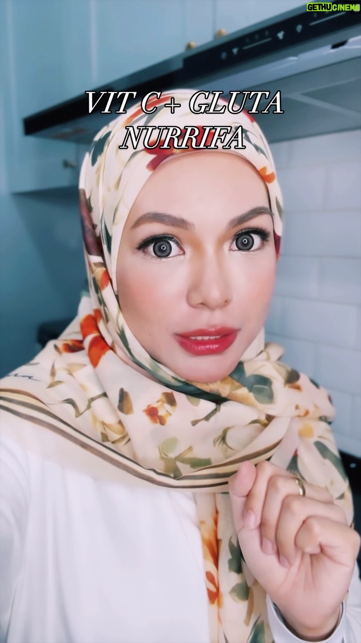 Nad Zainal Instagram - Buat mereka yang nak kulit bersih, glow dan boleh bagi kurang masalah selsema wajib beli VIT C NURRIFA siap ada GLUTA !! habis cerah satu badan consume benda alah ni guys!! taknoayh bancuh bancuh dah siapa NAK? @nurrifa.hq (tudung @nadikesumabynadzainal)