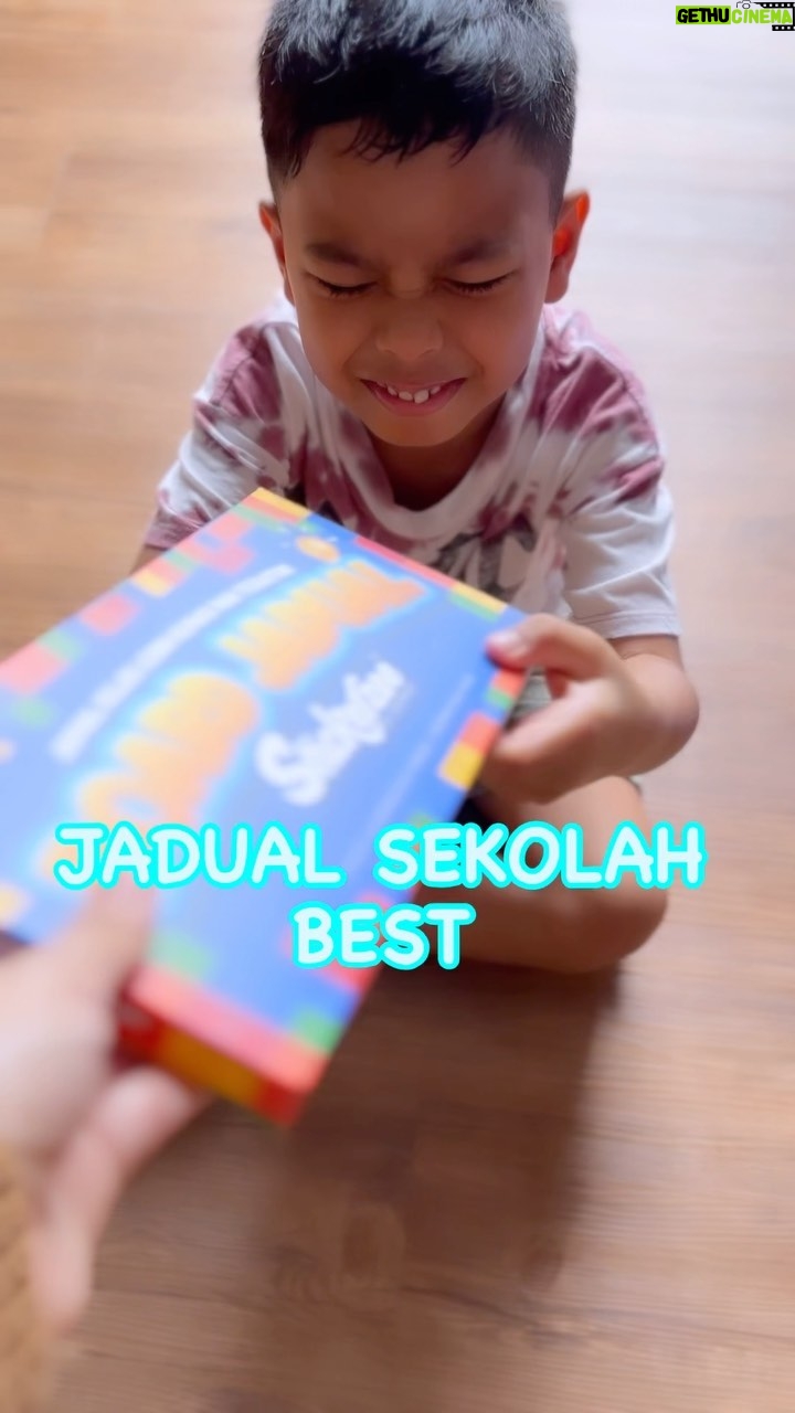 Nad Zainal Instagram - Runsing jadual sekolah asyik hilang? kertas dah comot, lepastu dah lupa jadual kelas? ada BOARD JADUAL macam ni mesti tak lupa dah @littledotkidsshop jual Board Jadual ni untuk memudahkan anak dan parents go buy .. saya beli sticker nama dari mereka @littledotkidsshop