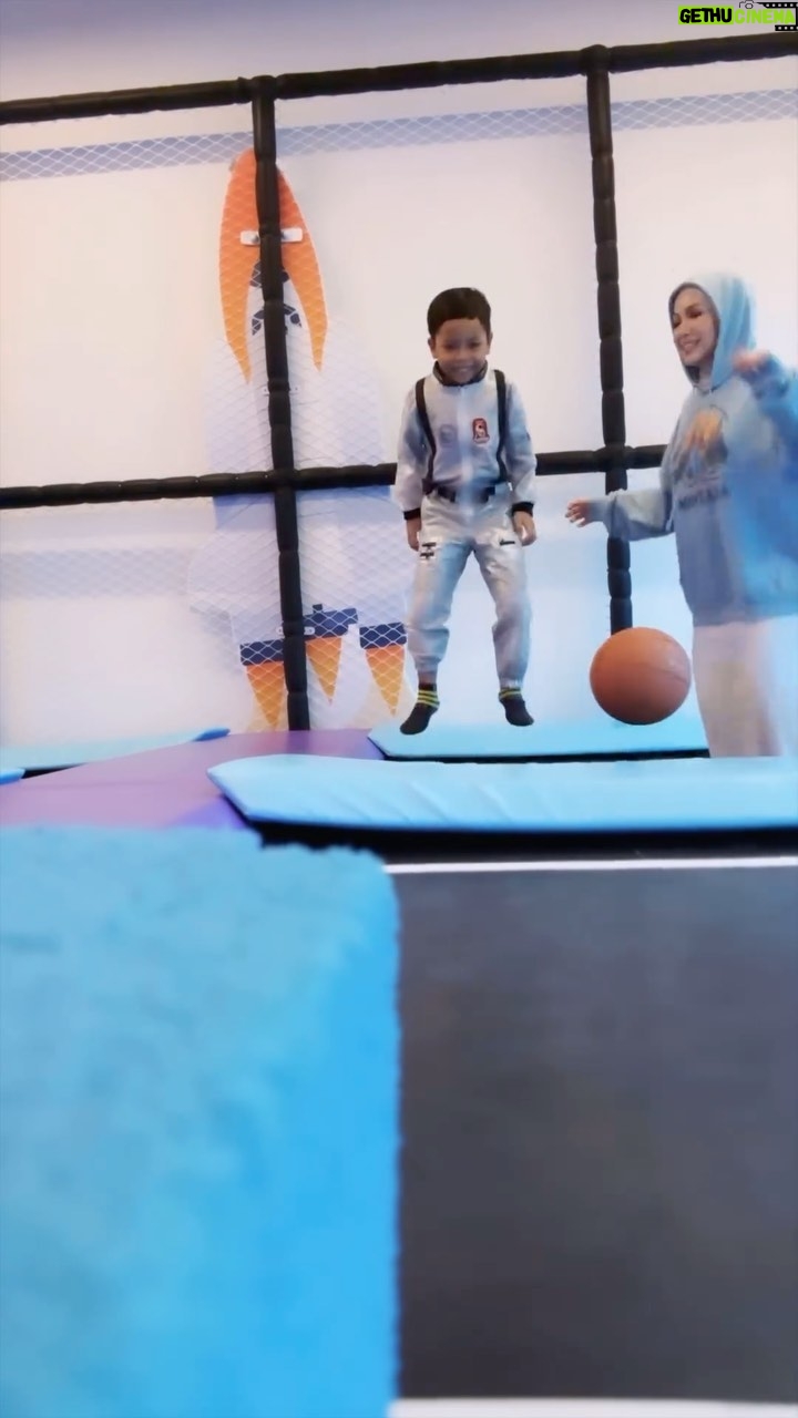 Nad Zainal Instagram - Assalamualaikum mommies!! hari ini Nanad nak share tempat sesuai nak bawa anak anak bermain masa cuti nanti WANT TO PLAY SPACE PLAYLAND (kalau tak silap) harga dia jauh murah dari indoor playground yang kami pergi sebelum ni.. kena jimat la dik…. nak buka sekolah nak raya.. tapi nak bahagia juga.. so kena pandai cari tempat.. dekat sini macam macam ada.. paking best ada kostum, boleh pakai for FREE!! budak budak boleh berangan.. dan tak sesak dalam ni, mungkin sebab baru buka tapi sebelum keluar tadi mak budak pakai lens baru @faboulooks_hq code ITALY BROWN nampak lah bersiap sikit.. mana tau ada ternampak kita, taklah aib muka 🤣 ok tadi 2 kanak kanak, 2 orang dewasa harga total tiket RM90 lokasi dekat Setapak Central yang ni beli All Day Pass kalau nak sejam pun ok, lagi murah beli tau lens @faboulooks_hq