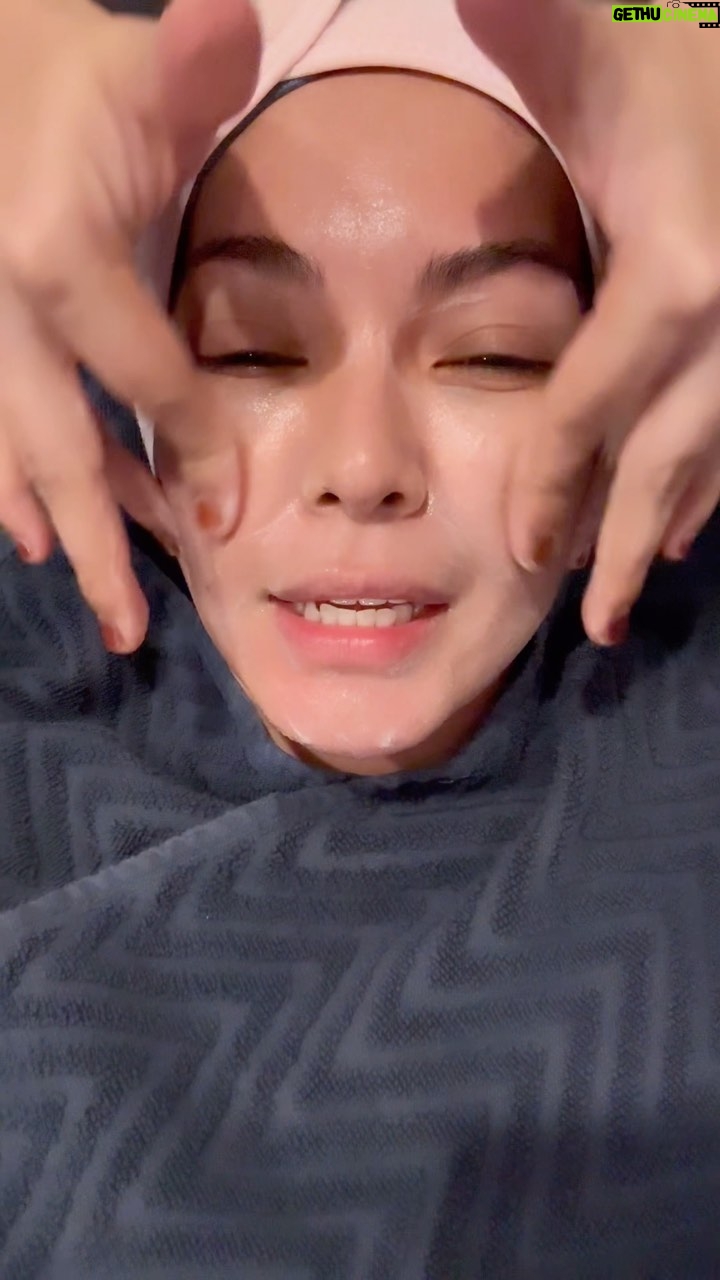 Nad Zainal Instagram - Akhirnya!!!!! last datang masa nak tengah pregnant Puteh kot? haaa bayangkan!! akan tetapi kulitku mendapat pujian, kerana telan licin kalau nak dibanding dengan kali pertama jumpa mereka sekarang ada treatment baru Premium Baby Skin Booster ramai dah buat, semua kata kulit terus jadi BERSIH, GLOW siapa nak dapat harga RM188 guna PROMO CODE ‘NadZainal’ RM 188 , 13 steps facial dia bagi, bukan 2/3 tau @salunabadiindah @zaherarashid @iena_qistina