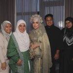 Nad Zainal Instagram – TERIMA KASIH 

@nvdism 
@makeupetite 
@thelikeyuti 

mereka adalah Glam Squad untuk persandingan inj, terima kasih kerana semua berjaya datang on time, mampu siapkan makeup dengan pantas, semua tenang.. disulam gelak tawa, dan betul betul jaga pengantin sampai naik pelamin.. 

saya bersyukur dapat kalian pada hot date semalam..