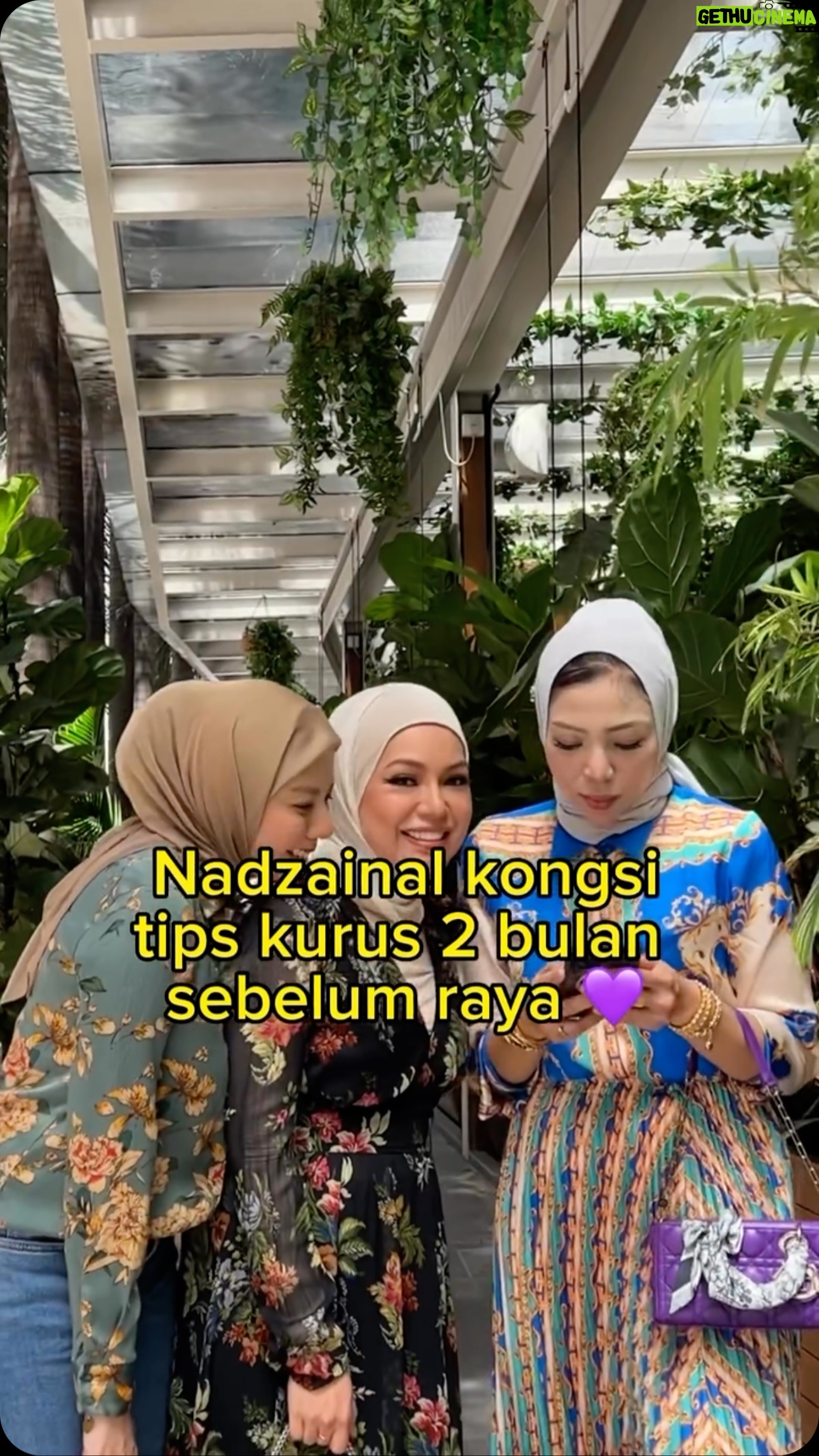 Nad Zainal Instagram - Weight update : 52 KG ( from 68kg ) π€π€ Alhamdullilah, dah jumpa pangkal pulang kepada berat asal sebelum beranak. Ramai tegur sis mcm mana boleh kurus, rahsianyaaa selain gigih utk kurus ofkos hasil 3 bulan bersama #berryshape @berryshape_hq π₯° Ada yang nak kuyuss jugak tak raya ni? kalau ada nanad nak belanja FREE berryshape ni dkt korang. Caranya spam β NAKβ & follow ig @berryshape_hq conform dapat π