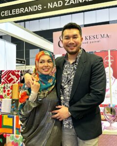 Nad Zainal Instagram - “Saya tak mengandung lagi” gambar ni entah kenapa dia nak pegang perut kita pun tak sure awak 😅 Hari ini “SITI” pulak SOLD OUT Semalam “NADIA” & “KALSOM” kami takkan reprint dah tau 😀, sebab nak bagi pemakai @nadikesumabynadzainal rasa jadi 50 insan di dunia yang dapat pakai tiap design kami #eksklusif Mari datang #suntec @megaxpress