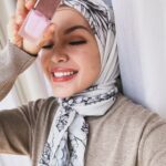 Nad Zainal Instagram - Foundation paling ringan dan jimat!! letak light light sahaja dekat muka, tabur tabur loose powder dah cantik!! ini antara item laku keras di @skinellehq btw, baru dengar cleanser dah SOLD OUT 😁