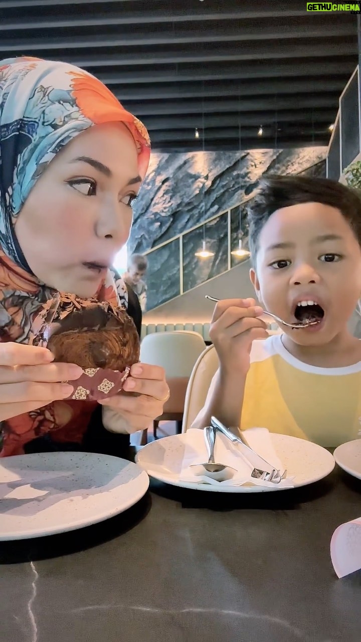 Nad Zainal Instagram - Teman kita kerja, upah dia kek tapi yang mak dia updah diri sendiri ni alamat kena teguk @berryshape_hq la kejap lagi Alhamdulillah settled kerja dengan @ikanabella @nadikesumabynadzainal X @innate.exclusive