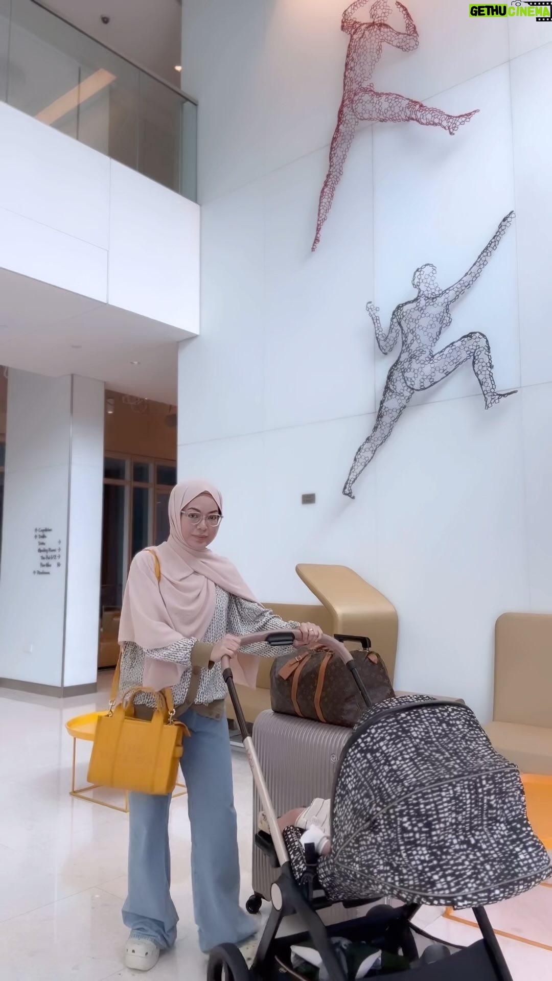 Nad Zainal Instagram - THANK YOU SINGAPORE selalu support @nadikesumabynadzainal Nanad balik dulu ya strolley baby dari @chicco_malaysia , sangat mudah bawa travel handbag terang memancar ni sangat penting ya, senang cari beli dengan @uk_bynurulalfa