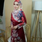 Nad Zainal Instagram - Team Merah sila hadir ❤️ @nadikesumabynadzainal ada tudung untuk yang berbaju raya merah tahun ini sila komen kat bawah @nadikesumabynadzainal #nadikesumabawal #syawal baju kurung @shafira_s makeup @erinleolamakeupartist
