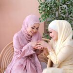 Nad Zainal Instagram - nak salam minta maaf pun lupa nak minta maaf sebab apa.. sebab tengok tangan Adira. kepala dah terbayang nak singgah kedai emas, tapau gelang Raya tapi kalau tertatap mata , terjatuh suka.. macam anak mix sebab pakai lens @faboulooks_hq