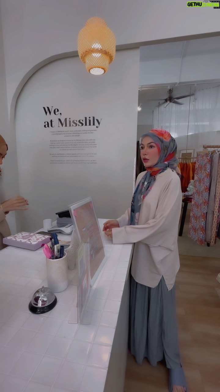 Nad Zainal Instagram - Last sebelum mula merendang next week singgah @misslilyshop siapa peminat baju cotton, dengan reasonable price.. dan lain dari yang lain design nya @misslilyshop cantik tak tudung? kalau nak beli join live TT jam 10pm
