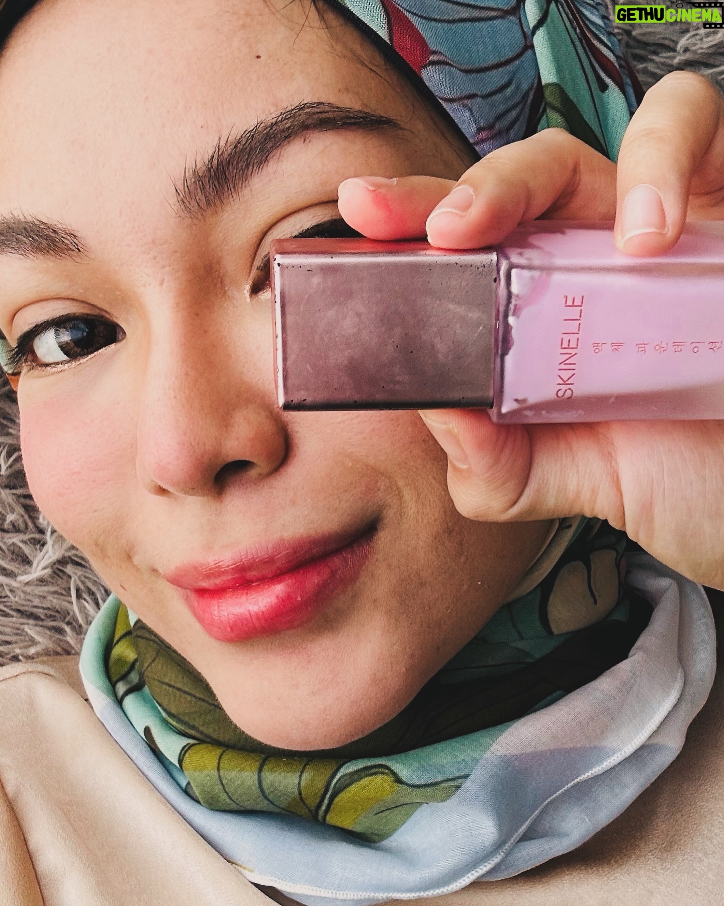 Nad Zainal Instagram - ini bukan makeup anti badai .. ini makeup ANTI JERAWAT , ANTI CAPUK, ANTI KUSAM setia dah 2 tahun lebih dengan foundation @skinellehq dulu kalau scene kat kampung kampung.. letak foundation ini saja, sebab nak nampak natural.. tak cakey and tak tebal lagipun hidup Nanad tak lah berbadai sangat.. so foundation ni jela pakai 🤣🤣🤣🤣 @skinellehq #foundationpink