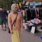 Nad Zainal Instagram – ME TIME 

Alhamdulillah… sebenarnya tak sangka dapat me time sebab ingat nak heret semua.. 

tapi syukur.. 

terima kasih ya @ungkuismailaziz bagi kita jalan jalan flea market

Nanad dari dulu suka beli baju-baju, barang barang pelik dekat flea market

asal MURAH & CANTIK dan wajib lain dari yang lain.. 

so nak keliling bershopping ni kena ada energy juga.. almakulum.. jauh nak memusing.. kedai satu ni RM10 kedai hujung RM 5, ulang alik bagai nak gila.. 

kita telan ubat kuat.. ehh tak tak… kojol nanti..

kita makan Jamu SEERI ni… orang selalu cakap bagus untuk hubungan suami isteri… tu tak nak komen sangat.. tapi yang pastu.. korang suruh menapak turun naik bukit pun boleh lepas makan SEERI ni

makan 2 je pagi cukup.. takpayah bw botol dia.. sebab dia dalam plastic je.

oh korang mesti nak tau kag mana boleh beli SEERI ni. nanti Nad selit link kat story

tak pun follow @nurrifa.hq 

#JamuSEERI
#SEERI
#NadZainal
#JamuGummies
