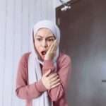 Nad Zainal Instagram - Kisah Pelakon Yang Tersakiti… Pelakon kalau sakit tetap kena shoot, Pelakon yang ambil job banyak pulak akan menyebabkan Assist Director pulak sakit sebab nak susun jadual Kalau pelakon tak perform, ini bagi masalah buat satu team… bazir masa semua… end up semua lemau … so azam tahun baru ini.. nak CERGAS di set .. supaya boleh buat 40 scene dari 8am-10pm 🤣🤣🤣🤣🤣🤣 bila kita lemau, badmood.. bagi bad energy pada orang lain tau.. kejap kejap pening.. kejap-kejap nak mengamuk… sebab tu kena makan Jamu SEERI , supaya menghilangkan rasa sakit sakit sendi korang, sakit kepala, badan berangin tu boleh pulih Jangan jadi pelakon dekat atas ni.. hujung hujung Assist Director juga belanja dia Jamu… pergi beli cepat … banyak manfaat untuk wanita bujang dan yang dah berkahwin @nurrifa.hq #JamuSEERI #jamugummies